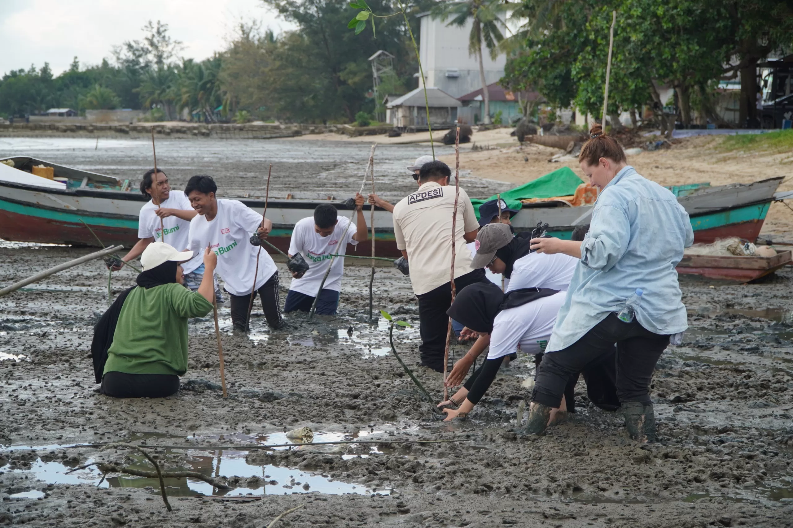  JAGA BUMI: Aksi penanaman pohon mangrove di Desa Keraya, Kabupaten Kotawaringin Barat, Kalteng, Kamis, 28 Agustus 2025.  (ISTIMEWA)