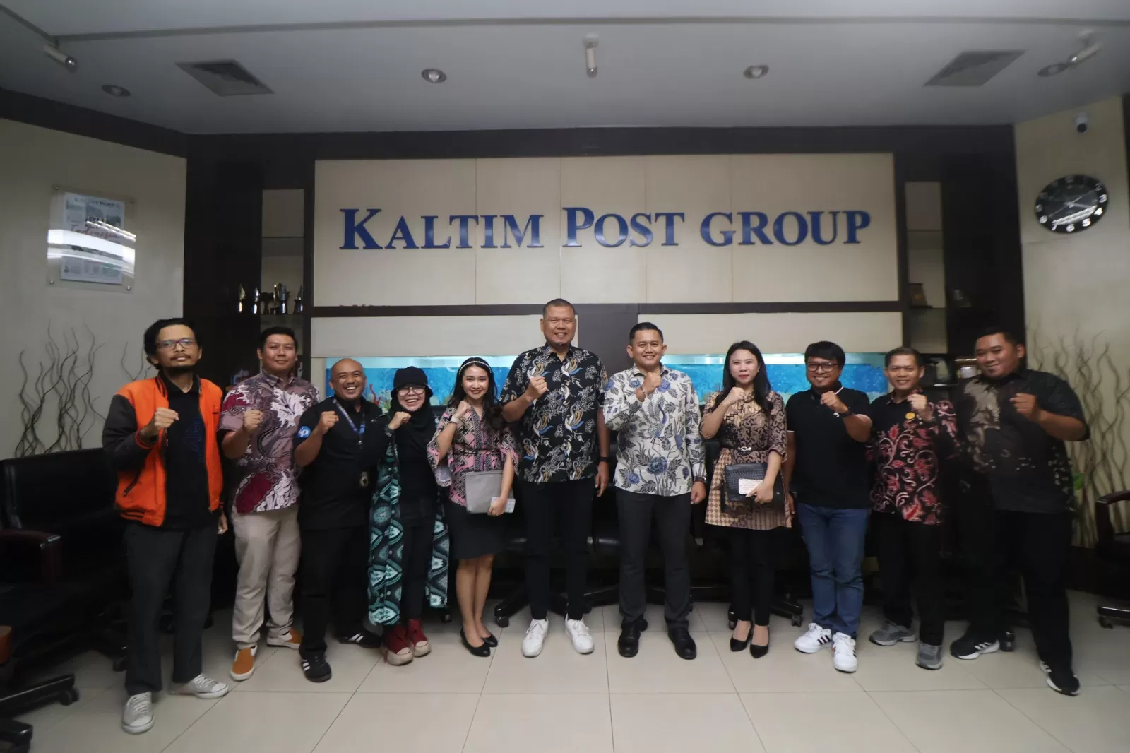 KOLABORASI: Eko Anom Purboyanto (tujuh kiri) dan Erwin Dede Nugroho (enam kiri) di Gedung Biru Kaltim Post, Jumat, 29 Agustus 2025. (ANGGI PRADITHA/KALTIM POST)