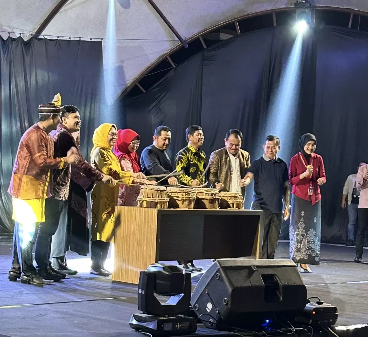 KESENIAN: Hetifah Sjaifudian (tujuh kanan), Mudyat Noor (lima kanan), bersama sejumlah pejabat saat membuka Pagelaran Sang Askarya di Alun-Alun Penyembolum, PPU, Sabtu, 30 Agustus 2025. (PROKAL.CO)