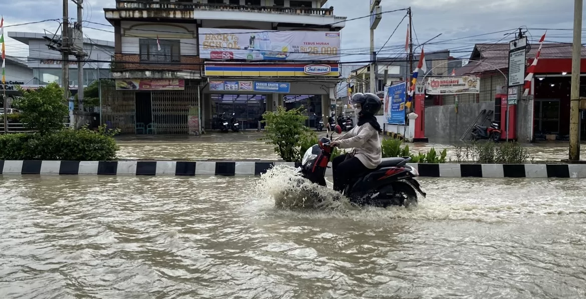 MASIH BERPOTENSI: Jalan P Antasari, Kecamatan Samarinda Ulu, menjadi salah satu titik langganan banjir yang perlu diwaspadai menghadapi potensi curah hujan yang meningkat belakangan ini. (RAMA SIHOTANG/KALTIM POST)