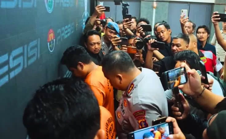 Dua tersangka diinterogasi oleh Kapolres Samarinda.
