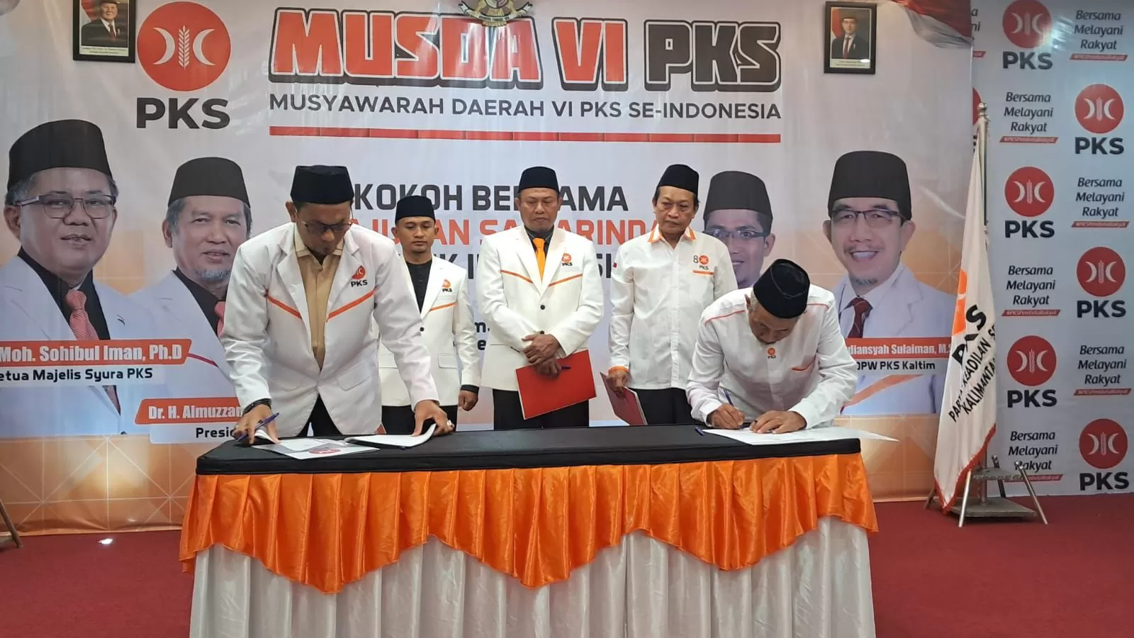 Penandatanganan prosesi pelantikan ketua dan pengurus DPD Partai PKS Kota Samarinda.