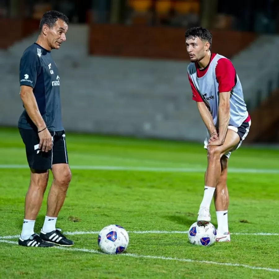 Pelatih timnas U-23 Gerard Vanenburgu bersama pemain timans Ivar Jenner.