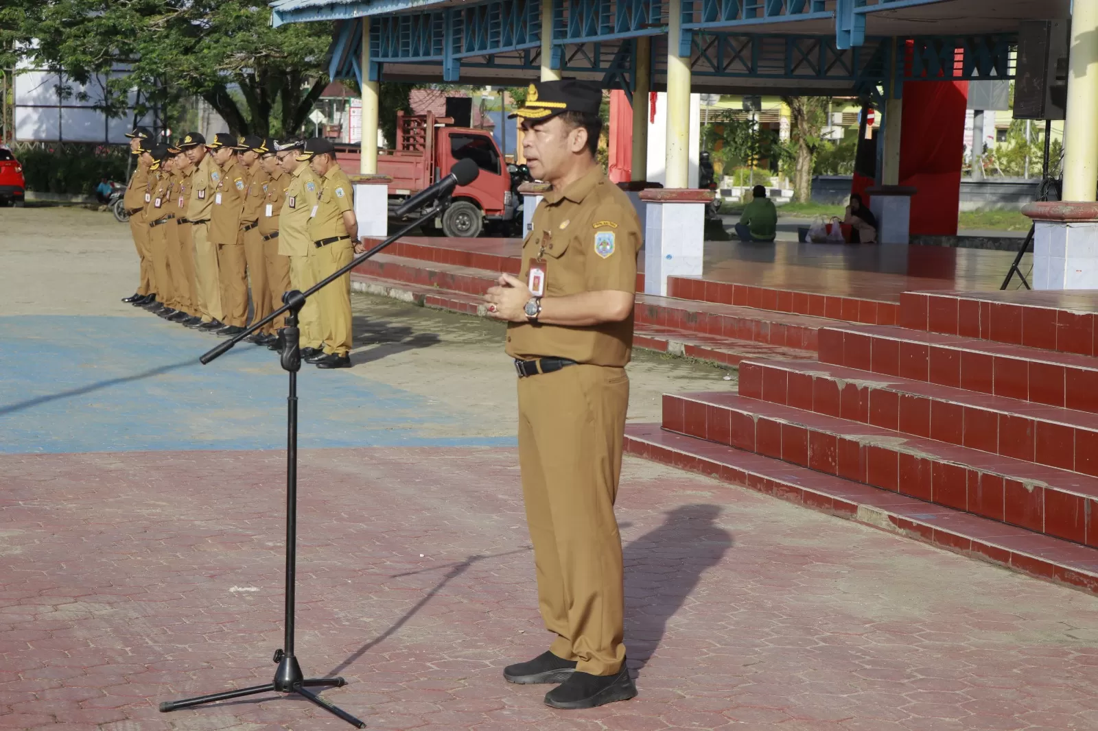 APEL PAGI : Pj Sekprov Kaltara, Dr Bustan, SE., M.Si memimpin apel pagi di lingkup Pemprov Kaltara, Senin (8/9).  
