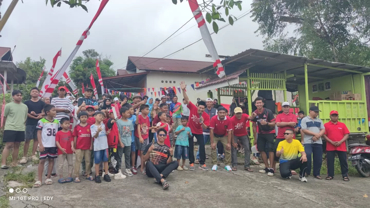 KOMPAK: Kehangatan warga RT 58 Perum Puncak Permai, Graha Indah, Balikpapan, saat mengikuti jalan santai memeriahkan Hari Kemerdekaan RI 2025. (ISTIMEWA)