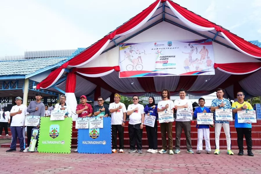 HAORNAS : Gubernur Kaltara, Dr. H. Zainal A. Paliwang, S.H., M.Hum memimpin Apel Peringatan Haornas ke-42 dan Senam Pagi Bersama di lingkup Pemprov Kaltara di Lapangan Agatis, Selasa (9/9) pagi.  