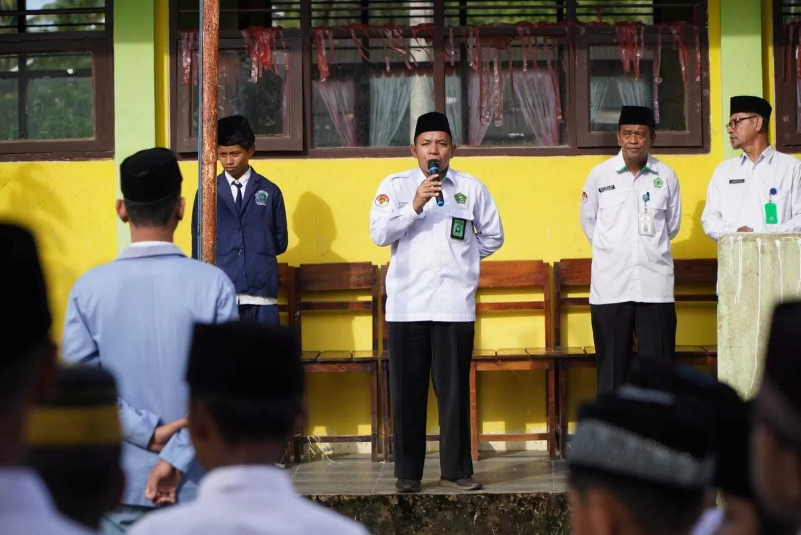 DIINGATKAN: Kepala Kantor Kemenag PPU, Muhammad Syahrir (pegang mik) mengingatkan agar peserta didik jangan terburu menikah di usia anak. (ISTIMEWA)