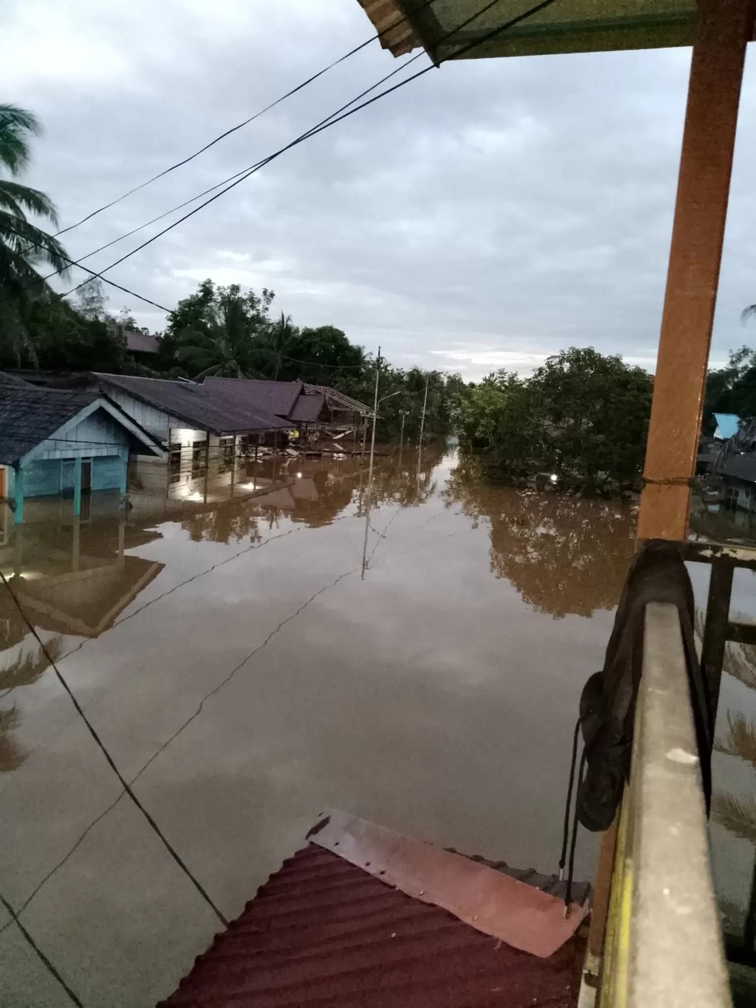 HUJAN DAN LUAPAN: Banjir di sejumlah titik di Kecamatan Laham dan Long Hubung, Kabupaten Mahulu. Tampak banjir di Kampung Matalibaq, Sabtu, 13 September 2025. (ISTIMEWA)