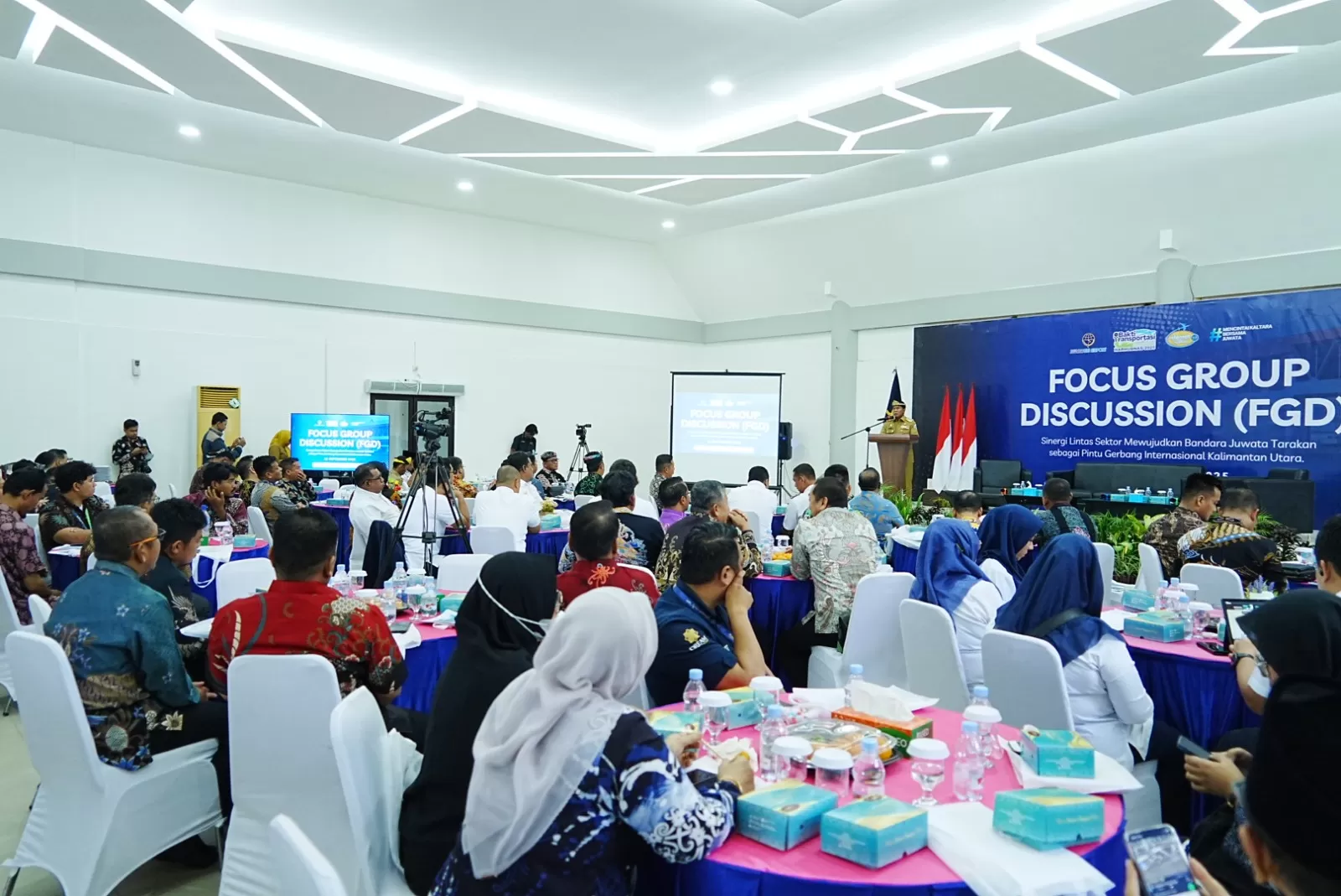 Zainal A. Paliwang, S.H., M.Hum membuka FGD dengan tema &ldquo;Sinergitas Lintas Sektor dalam Rangka Mewujudkan Bandara Juwata Tarakan sebagai Pintu Gerbang Internasional Kaltara&rdquo;.