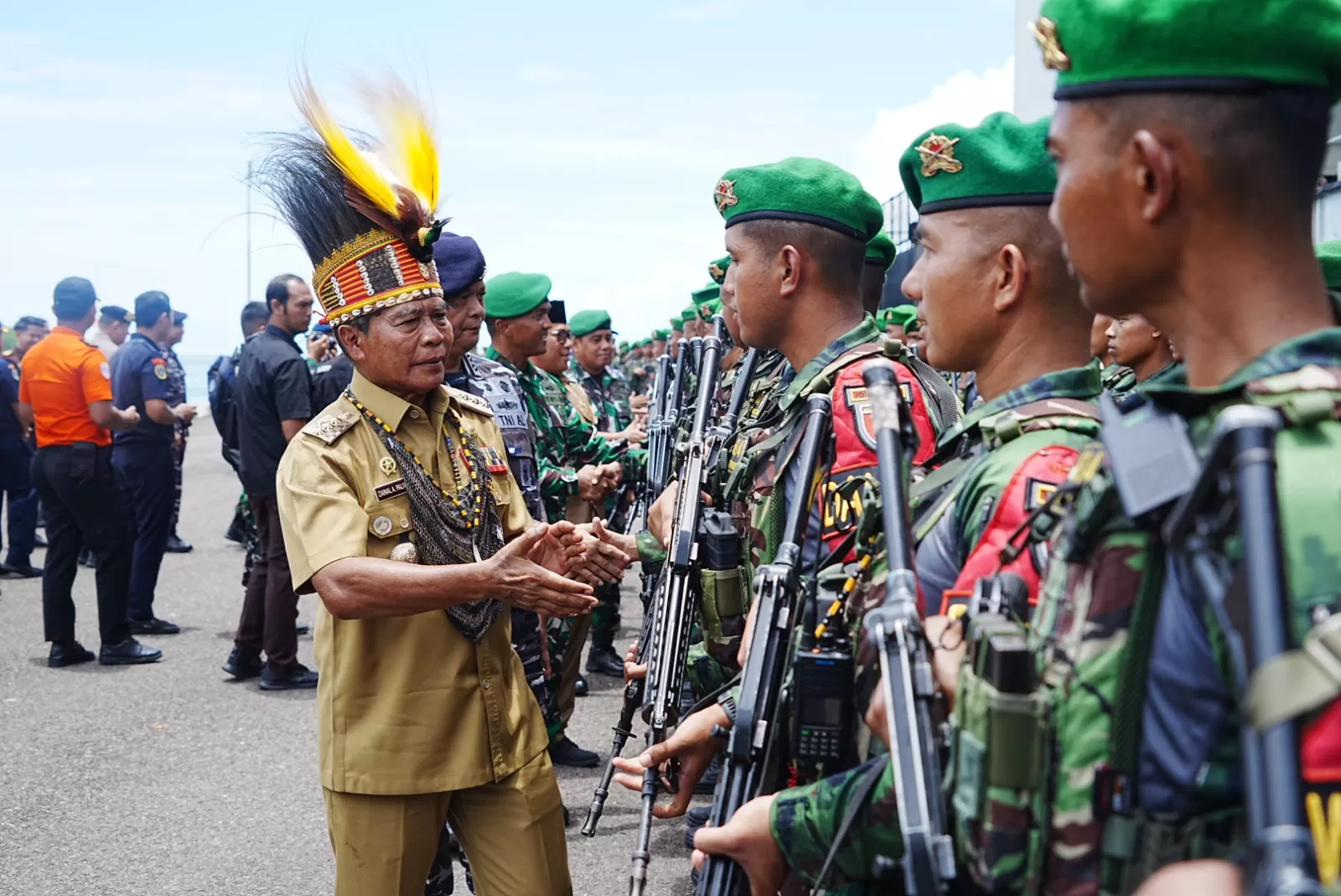 Gubernur Kaltara, Dr. H. Zainal A. Paliwang, S.H., M.Hum menjadi Pembina Upacara Penyambutan Purna Tugas Satgas Kewilayahan Papua Yonif 614/Raja Pandita berlangsung di Dermaga Kodaeral XIII/Tarakan.