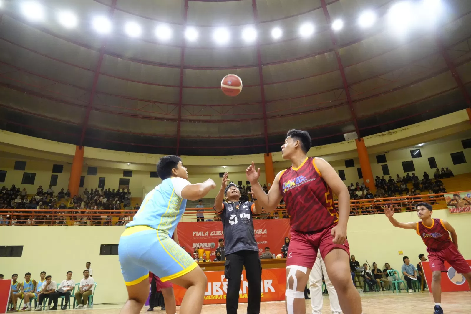 Gubernur Kalimantan Utara (Kaltara), Dr. H. Zainal A. Paliwang, S.H., M.Hum., secara resmi membuka Turnamen Basket SMA/SMK Sederajat Piala Gubernur Kaltara 2025 yang digelar di Dome Sport Center.