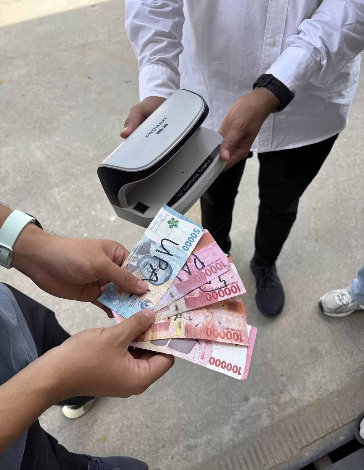 DITEMUKAN : Uang palsu yang ditemukan di salah satu SPBU di Kabupaten Berau mencapai ratusan ribu rupiah dengan pecahan Rp 50-100 ribu. (IZZA/BERAU POST)