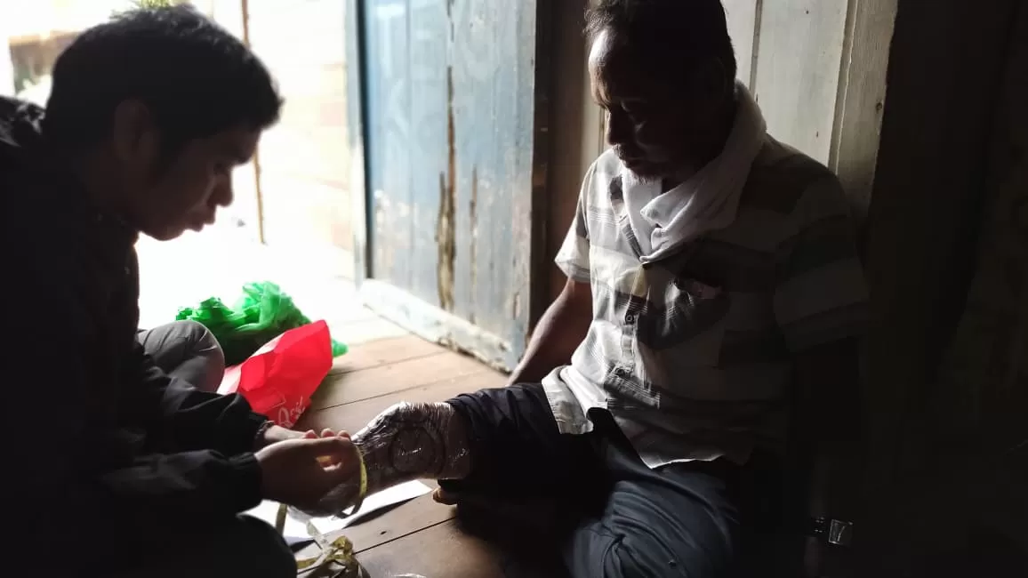 JANGAN MENYERAH: Tim pengabdian untuk masyarakat dari Universitas Mulawarman hadir ke Dusun Harapan Jaya, melihat langsung dan turut berperan terhadap penyintas kusta.