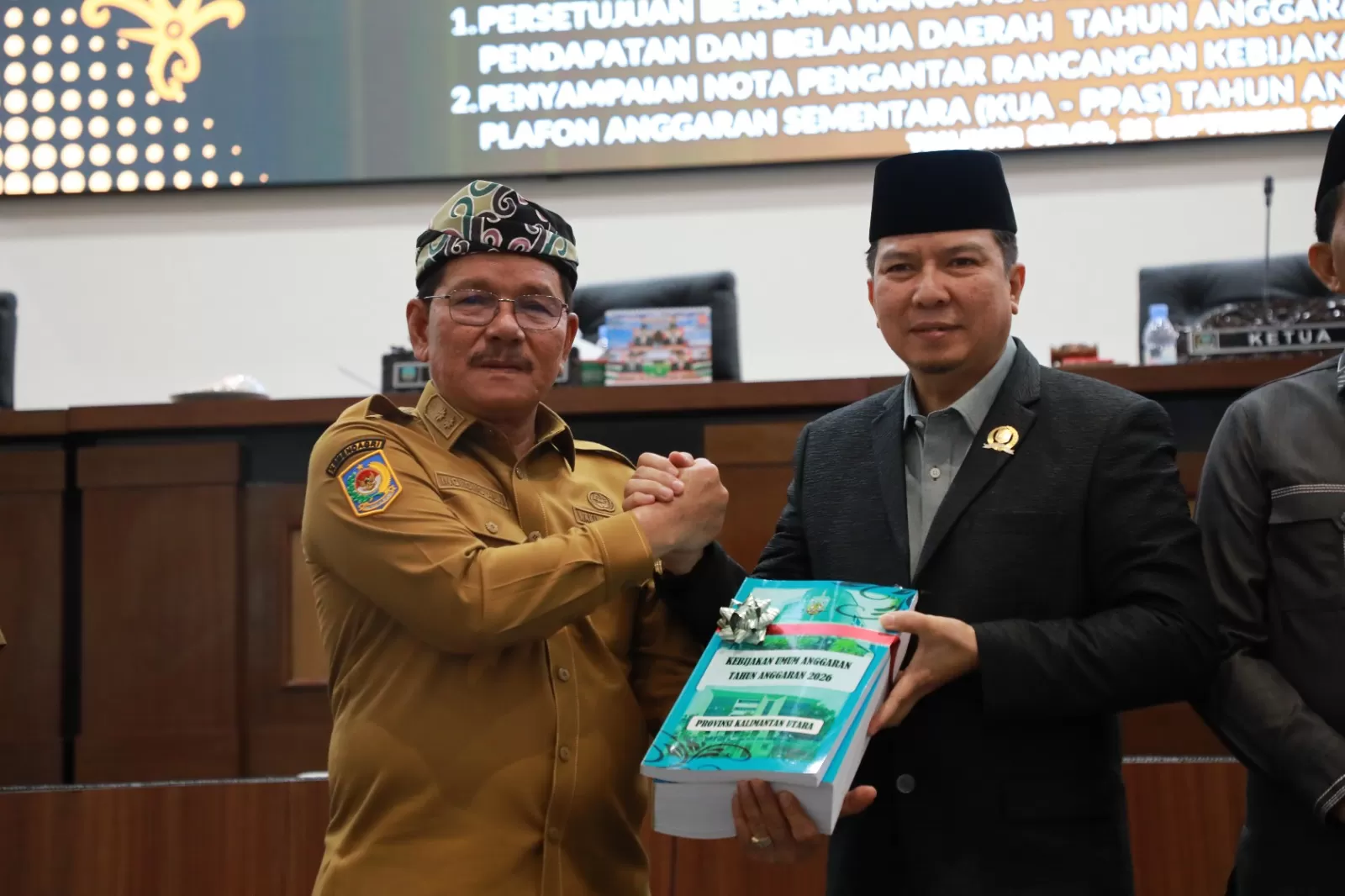 Wagub Kaltara, Ingkong Ala, S.E., M.Si bersama Ketua DPRD Provinsi Kaltara H. Achmad Djufrie, S.E., M.M., dalam Rapat Paripurna ke-32 di Kantor DPRD Provinsi Kaltara, Senin (22/9).  