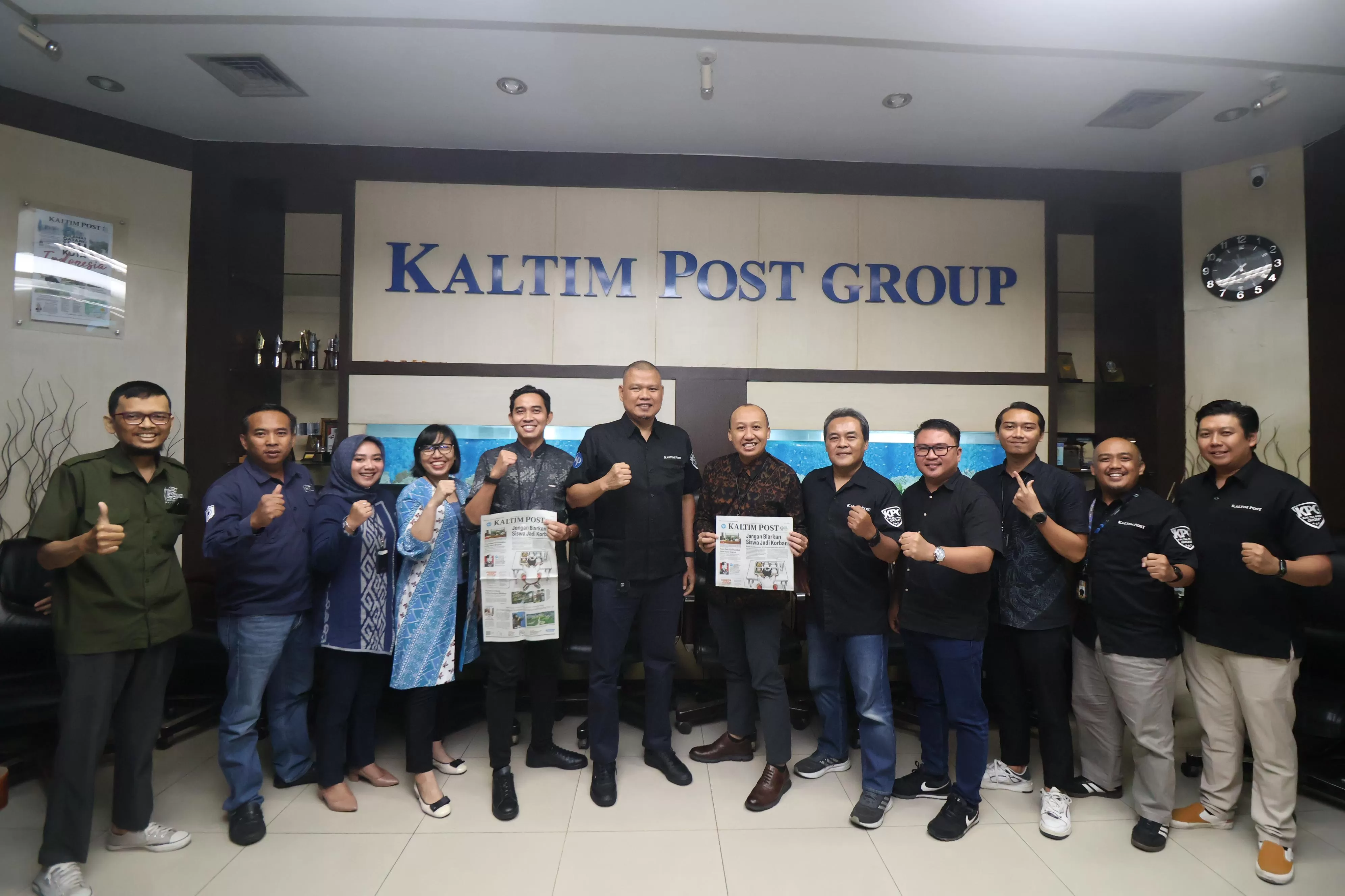 SHARING: Pemimpin Cabang BRI Balikpapan Sudirman, Sudadi (tujuh kiri); Direktur Kaltim Post Erwin Dede Nugroho (enam kiri);  bersama jajaran di Gedung Biru Balikpapan, Selasa, 23 September 2025. (ANGGI PRADITHA/KALTIM POST)