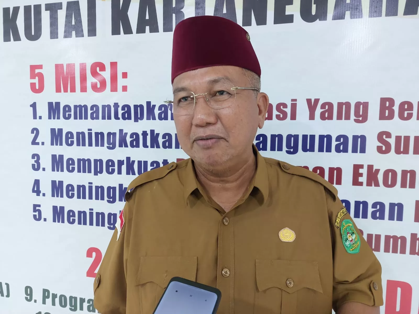 Camat Marangkayu, Ambo Dalle (Elmo/Prokal.co)  