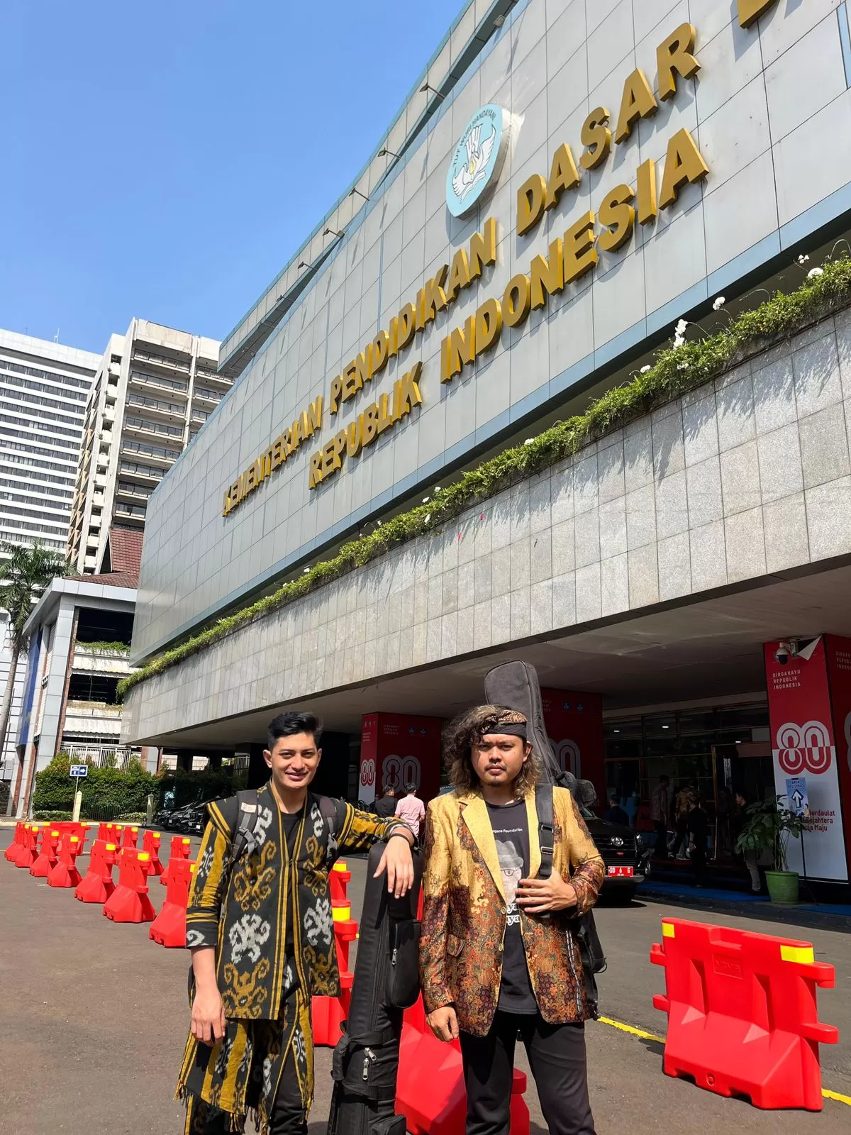 MENGHIBUR: Dua pemain sape dari TBM Tirtonegoro, Samarinda, Rahmad Azazi Rhomantoro (kanan) dan Alif Fakod. (ISTIMEWA)