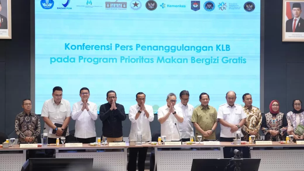 Menteri Koordinator Bidang Pangan Zulkifli Hasan (tengah) usai rapat koordinasi di Kementerian Kesehatan, Minggu (28/9).