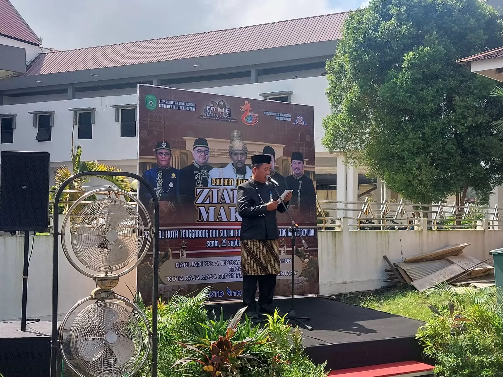 Camat Tenggarong, Sukono membacakan sejarah berdirinya Kota Raja saat kegiatan ziarah (Elmo/Prokal.co)  