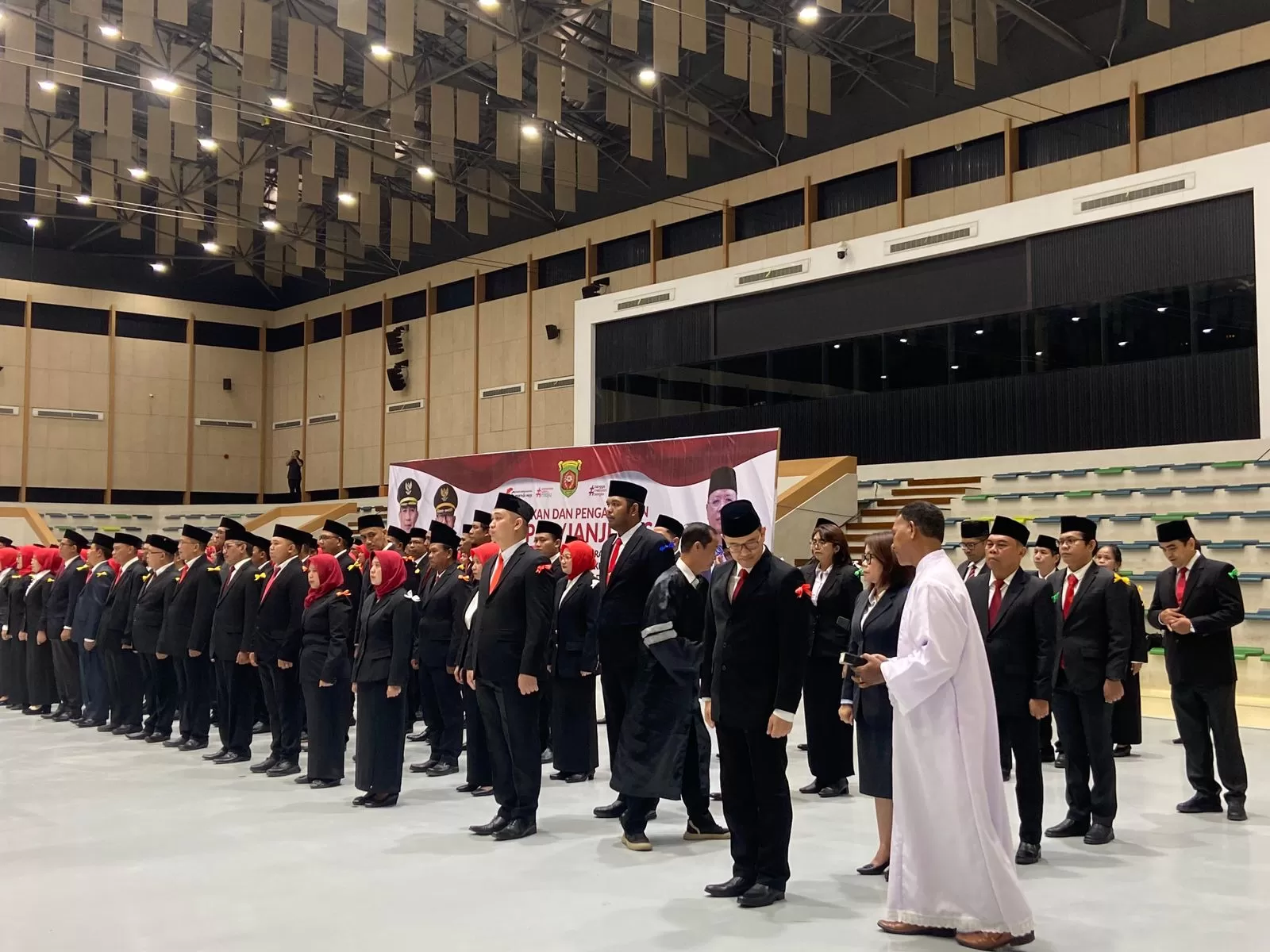 Pengambilan Sumpah/Janji JPTP, JA, JF, Kepala Puskesmas, serta Pengukuhan Kepala Sekolah di Gor Segiri, Jalan Kusuma Bangsa, Senin (29/9/2025).