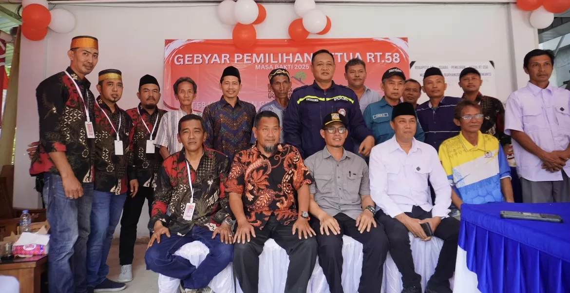 KEBERSAMAAN: Mustain, ketua RT 58 Graha Indah, Balikpapan, bersama panitia pemilihan RT dan undangan, Minggu, 28 September 2025. (ISTIMEWA)