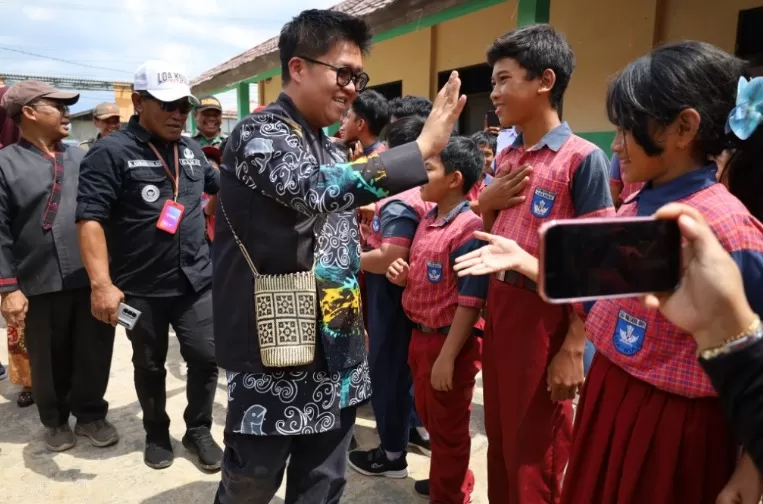Camat Loa Kulu Ardiansyah mendampingi Wabup Kukar Rendi Solihin meninjau SDN 005 (Istimewa)  