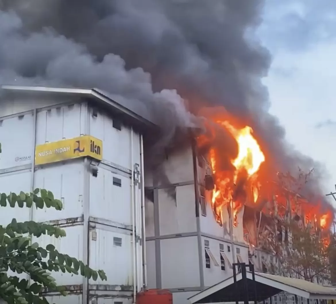 KEBAKARAN: Tangkapan video api yang berkobar di HPK di Ibu Kota Nusantara, Rabu, 1 Oktober 2025. (TANGKAPAN VIDEO)