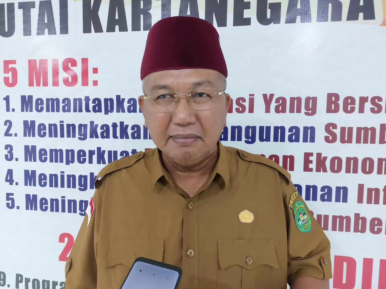 Camat Marangkayu, Ambo Dalle (Elmo/Prokal.co)  