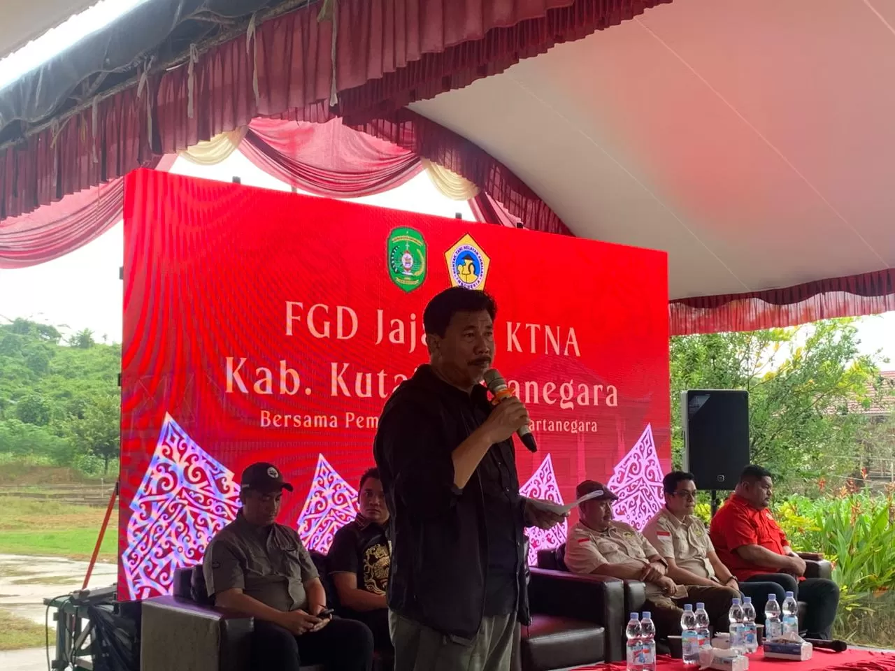 Sekda Kukar Sunggono saat menghadiri FGD dan KTNA Award dalam rangka Hari Tani Nasional di Desa Bangun Rejo, Tenggarong Seberang (Elmo/Prokal.co)  