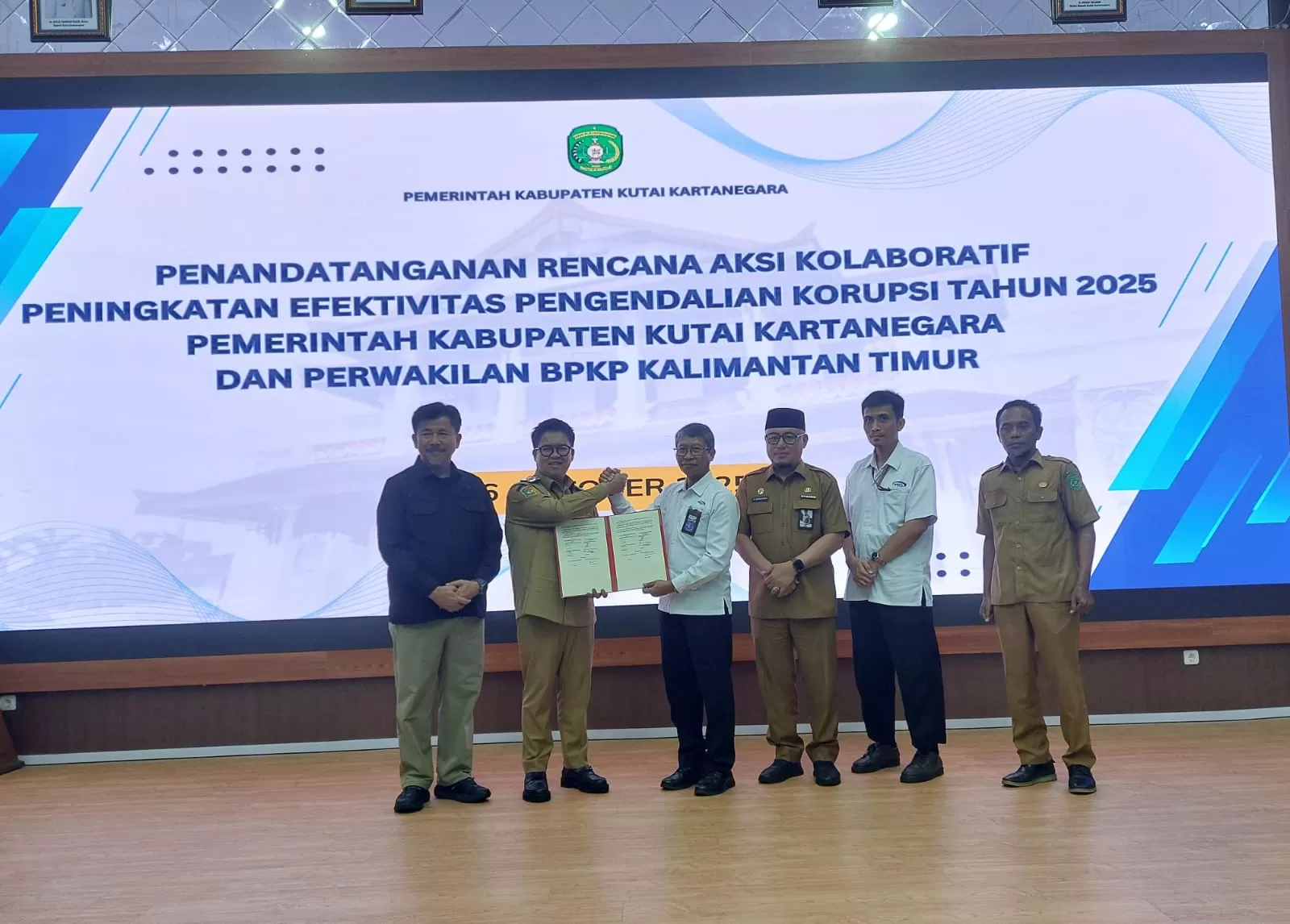 Penandatangan Rencana Aksi Kolaboratif Peningkatan Efektivitas Pengendalian Korupsi Tahun 2025 Pemkab Kukar bersama Kantor Perwakilan BPKP Kaltim (Elmo/Prokal.co)  