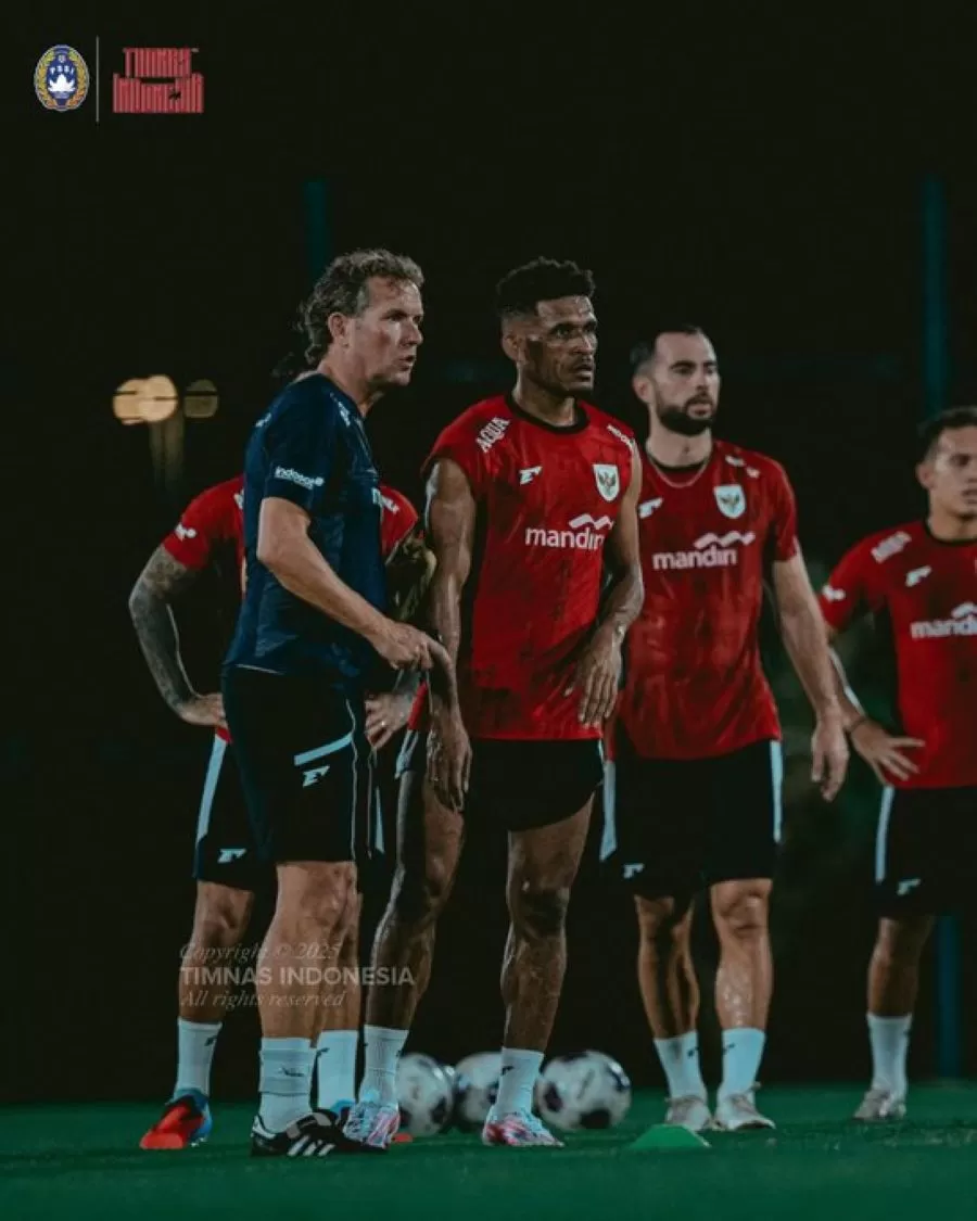 Ricky Kambuaya dkk dalam sesi latihan di Jeddah.