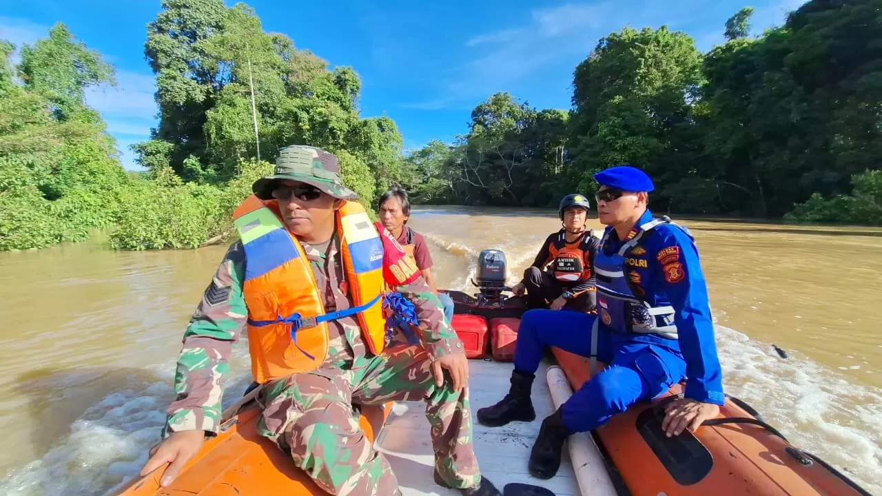 Pencarian korban di sungai Meratak.