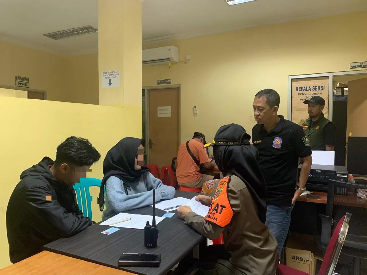 Satpol PP Samarinda saat amankan pasangan sewaktu patroli.(Ho/Satpol PP Samarinda).