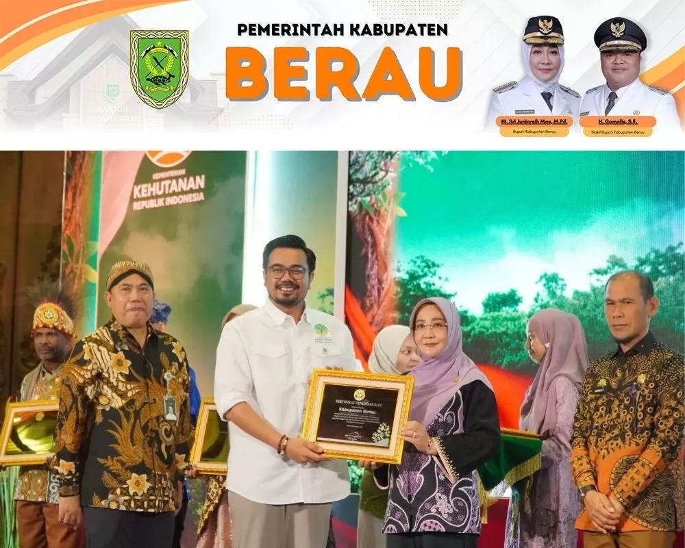 MEMBANGGAKAN: Wamen Kehutanan RI, Sulaiman Umar, memberikan piagam penghargaan kepada Bupati Berau, Sri Juniarsih Mas, pada puncak Festival PeSoNa 2025 di Jakarta, Kamis, 21 Agustustus 2025. (PROKOPIM SETKAB BERAU)