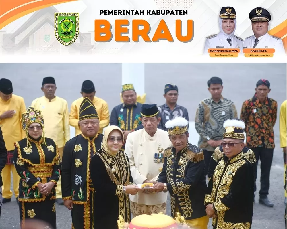 PUNCAK RASUL: Salah satu tradisi merayakan hari jadi Berau dan Tanjung Redeb, adalah pemotongan puncak rasul yang dilakukan bupati serta wakil bupati Berau. (PROKOPIM SETKAB BERAU)