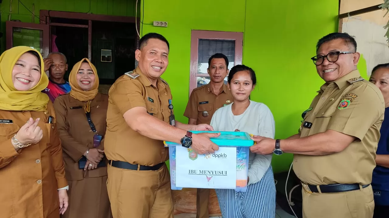 Wakil Wali Kota (Wawali) Samarinda, Saefuddin Zuhri meninjau langsung pelaksanaan bantuan makanan bergizi kepada warga.