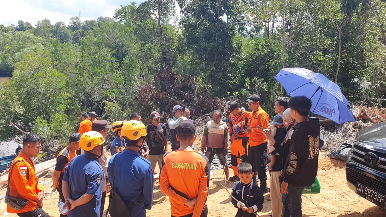 SAR bersiap mencari korban.