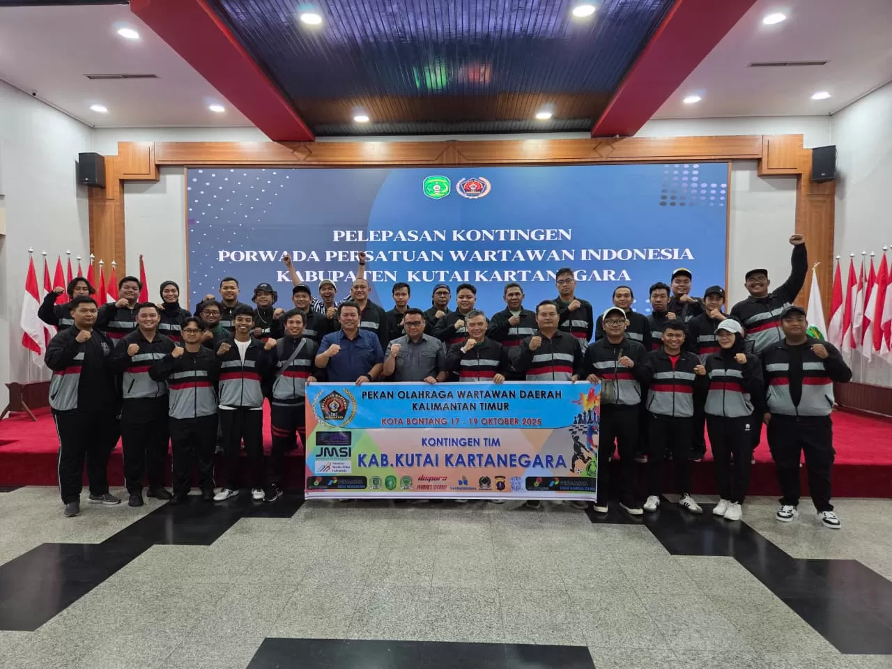 Pelepasan kontingen Kukar menuju Porwada Kaltim 2025 di Kota Bontang yang dilakukan Bupati Aulia Rahman Basri (Elmo/Prokal.co)  