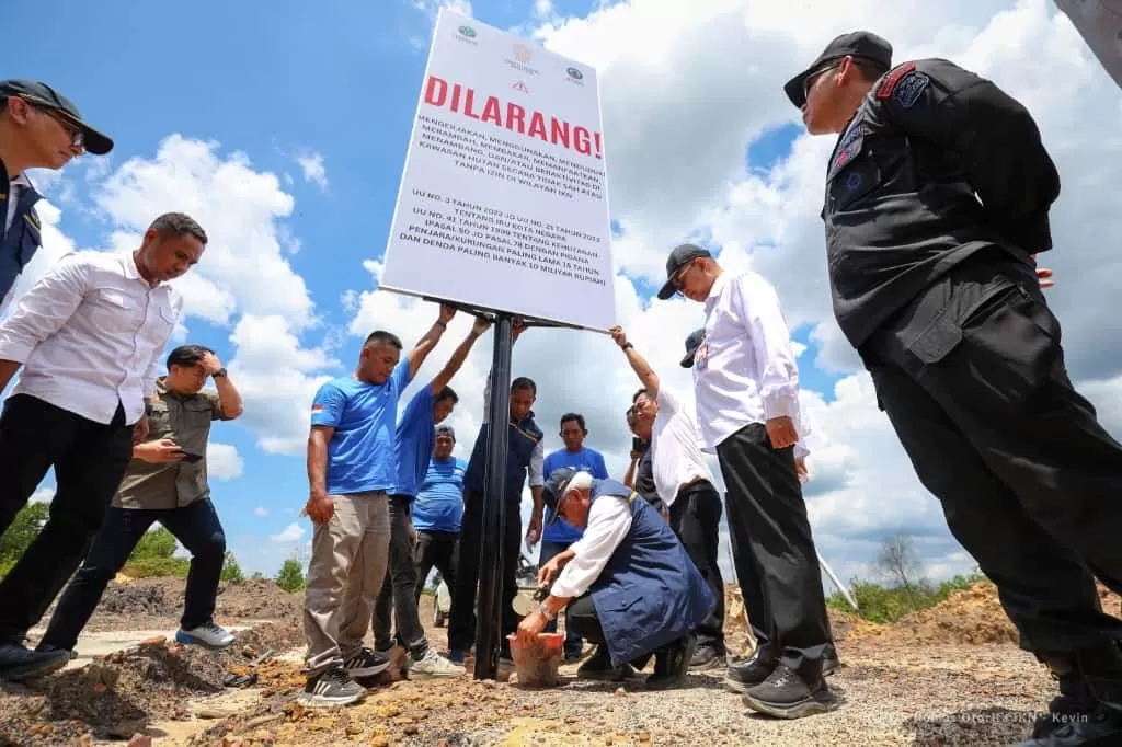 Kepala OIKN lakukan penanaman pohon.