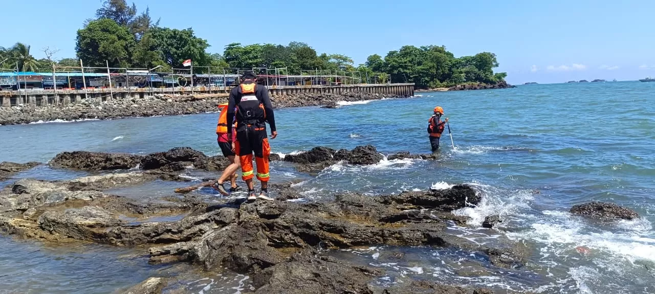 Basarnas melakukan pencarian korban.