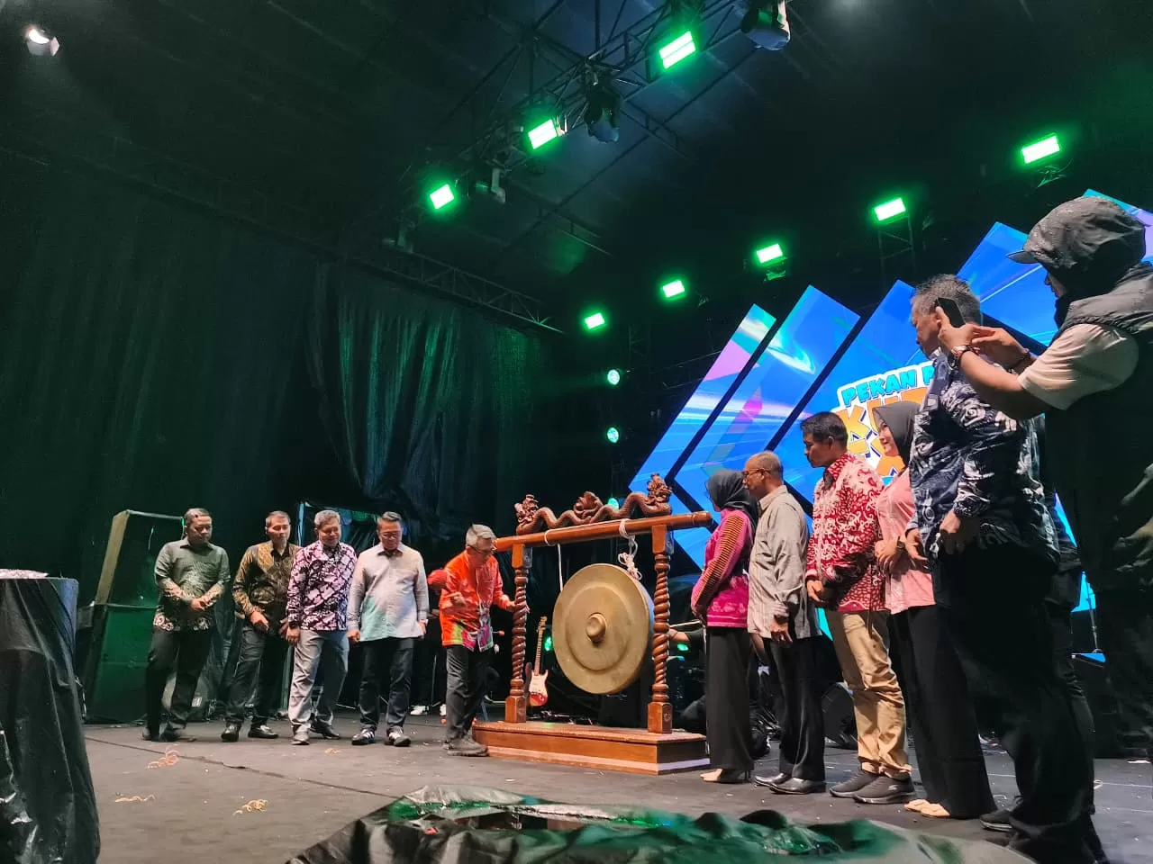 Pemukulan gong sebagai tanda dimulainya rangkaian acara expo dan pesta rakyat terbesar di Kutim .