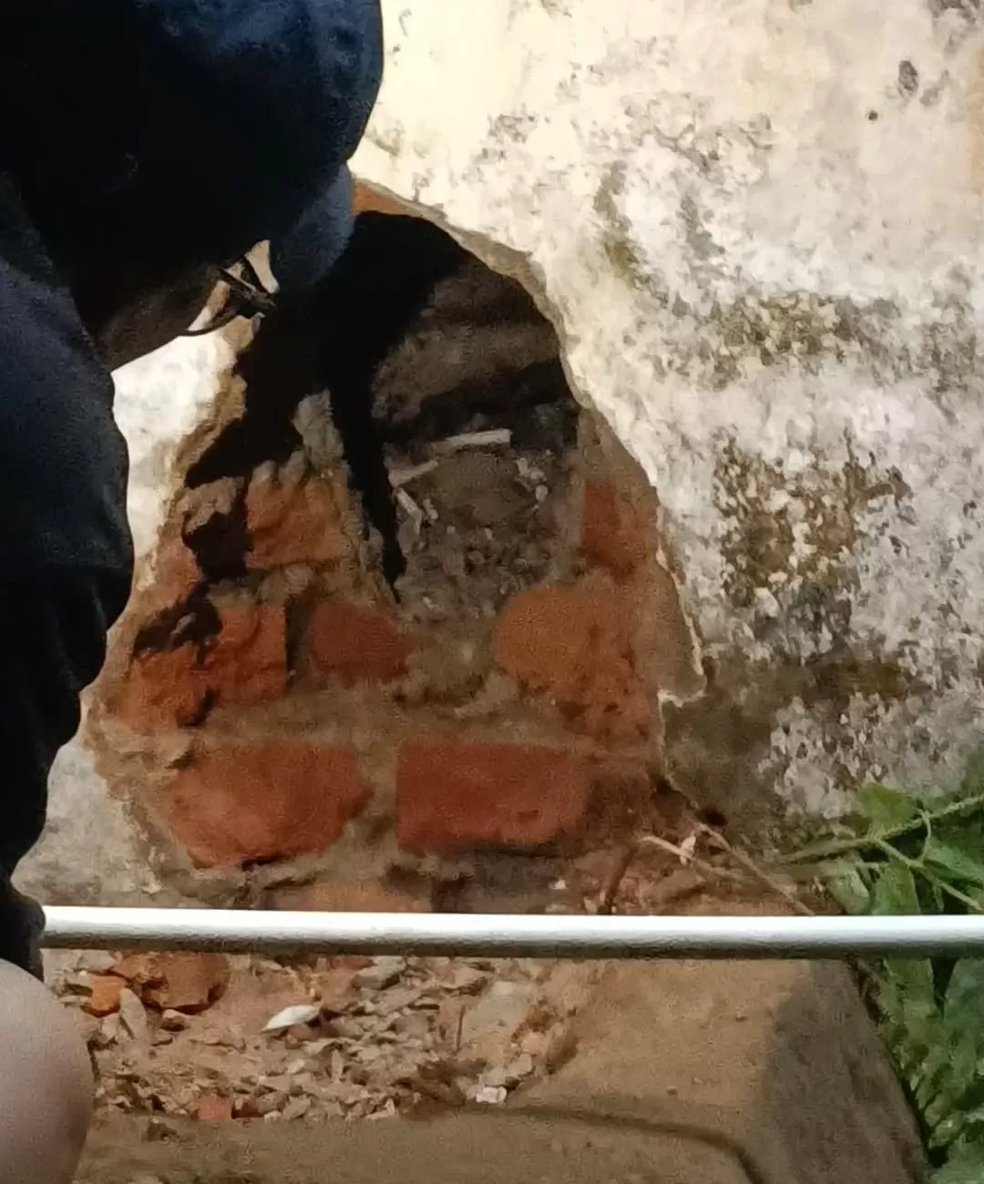 Lubang dinding sel tahanan Polsek Samarinda Kota yang dijebol.