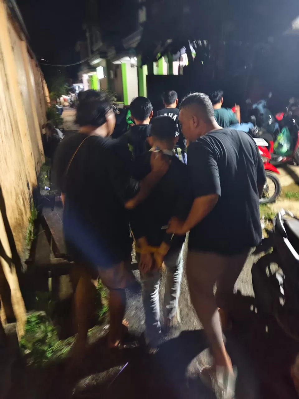 TERUS DIBURU: Salah satu tahanan yang kabur dari sel Mapolsek Samarinda Kota berhasil diamankan, Minggu, 19 Oktober 2025. (ISTIMEWA)