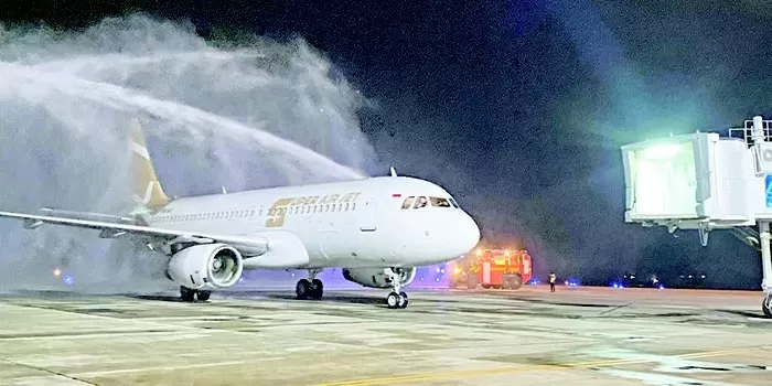 BERTAMBAH: Sebelumnya ada rute Berau-Surabaya, Super Air Jet kini juga melayani rute penerbangan Berau-Balikpapan dengan pesawat besarnya.  (SENO/BERAU POST)