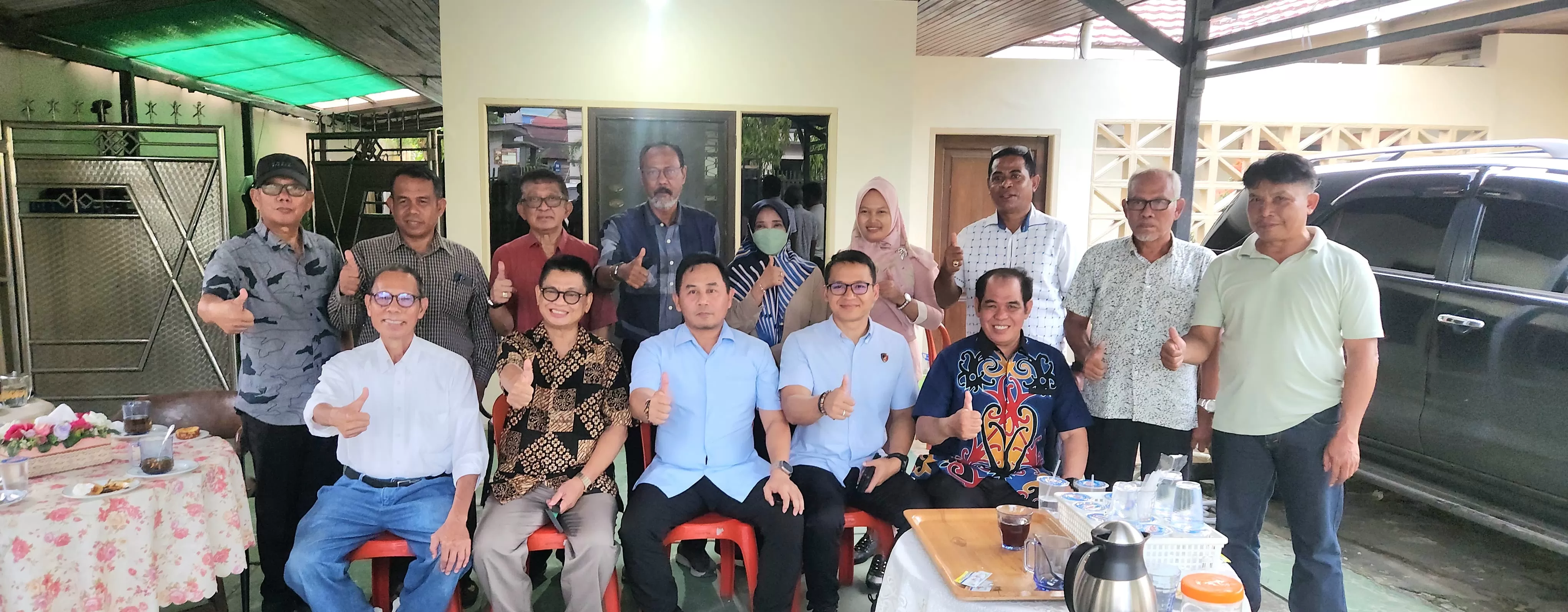 AKRAB: Kunjungan Dirkrimum Polda Kaltim, Kombes Pol Jamaluddin dan jajaran ke kediaman Irianto Lambrie (duduk, dua kiri) di Jalan M Yamin, Samarinda, Selasa, 21 Oktober 2025. (ISTIMEWA)