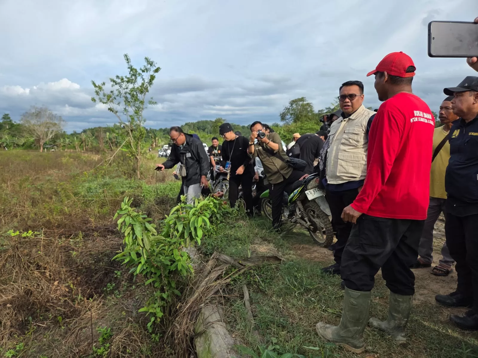 Bupati Kukar Aulia Rahman Basri dan rombongan meninjau pembangunan irigasi di Rapak Rabau, Loa Ipuh Tenggarong (Elmo/Prokal.co)  