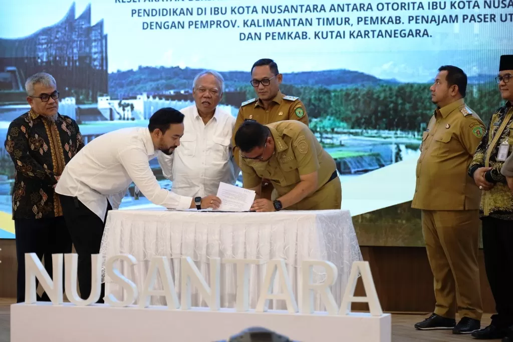 Bupati Kukar Aulia Rahman Basri mengikuti prosesi tanda tangan kesepakatan penegasan batasan daerah bersama OIKN (Ist/Prokom Kukar) 