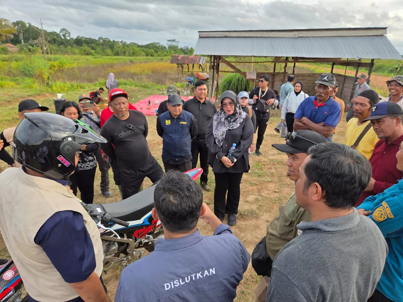 Anggota DPRD Kukar Dapil I, Fatlon Nisa mendampingi Bupati Aulia Rahman Basri saat kunjungan di Loa Ipuh, Tenggarong (Elmo/Prokal.co)  