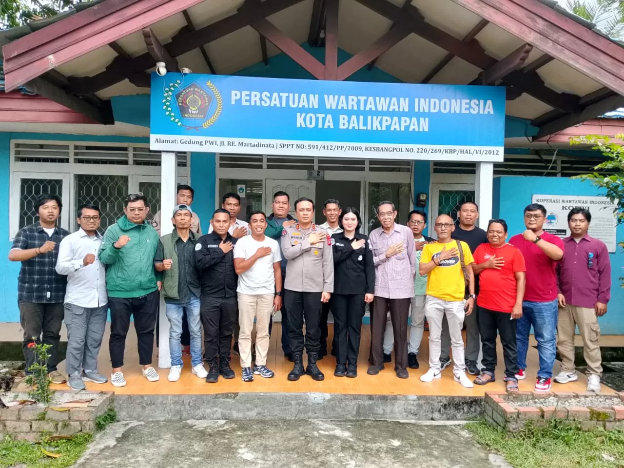 BERSINERGI: AKBP Musliadi M bersama Ketua PWI Kota Balikpapan, Debi, beserta jajaran pengurus dan anggota, Kamis, 23 Oktober 2025. (ISTIMEWA)