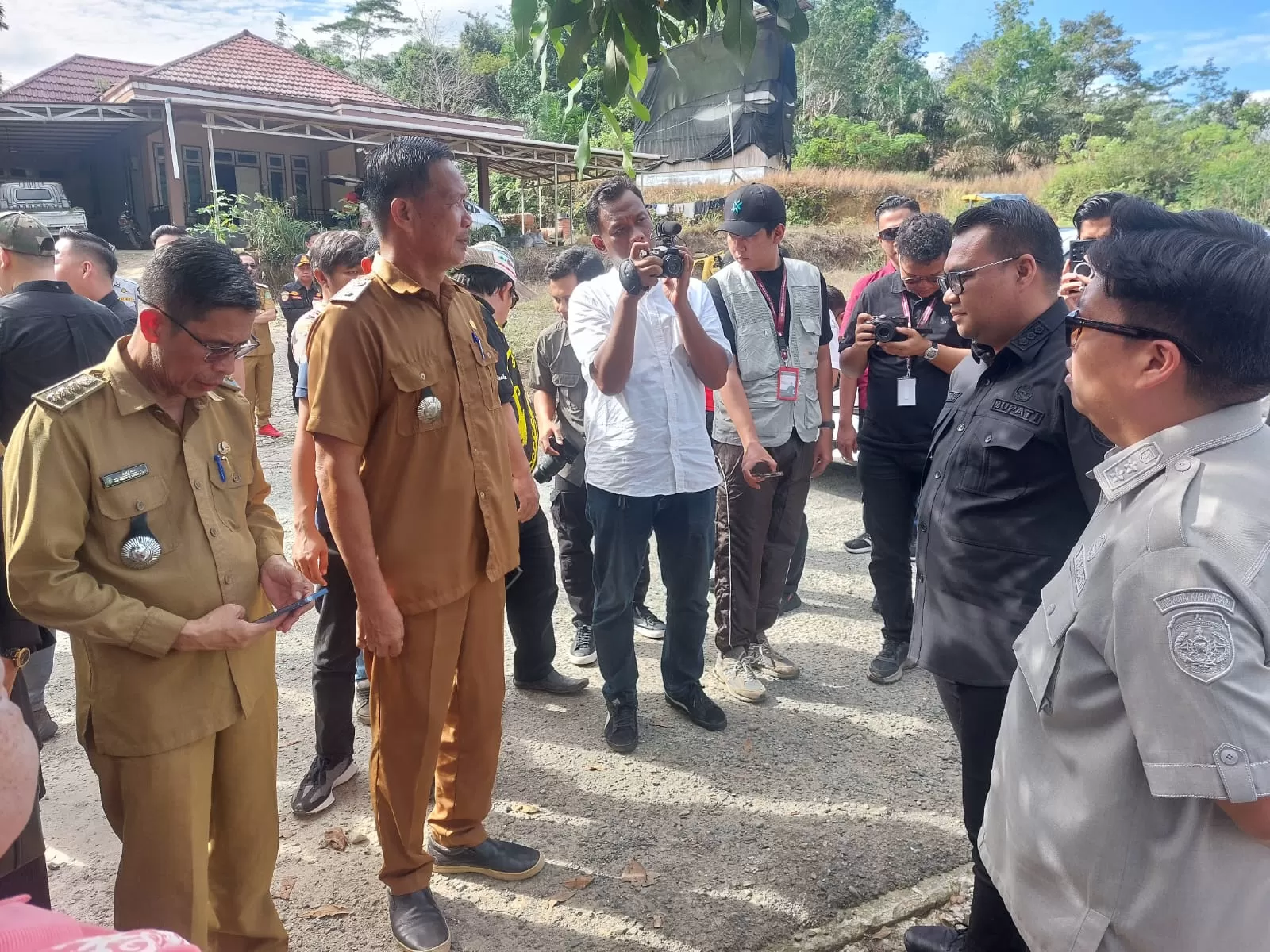 Bupati dan Wakil Bupati Kukar, Aulia-Rendi meninjau realisasi program internet gratis di Desa Sungai Bawang, Muara Badak beberapa waktu yang lalu (Elmo/Prokal.co)  